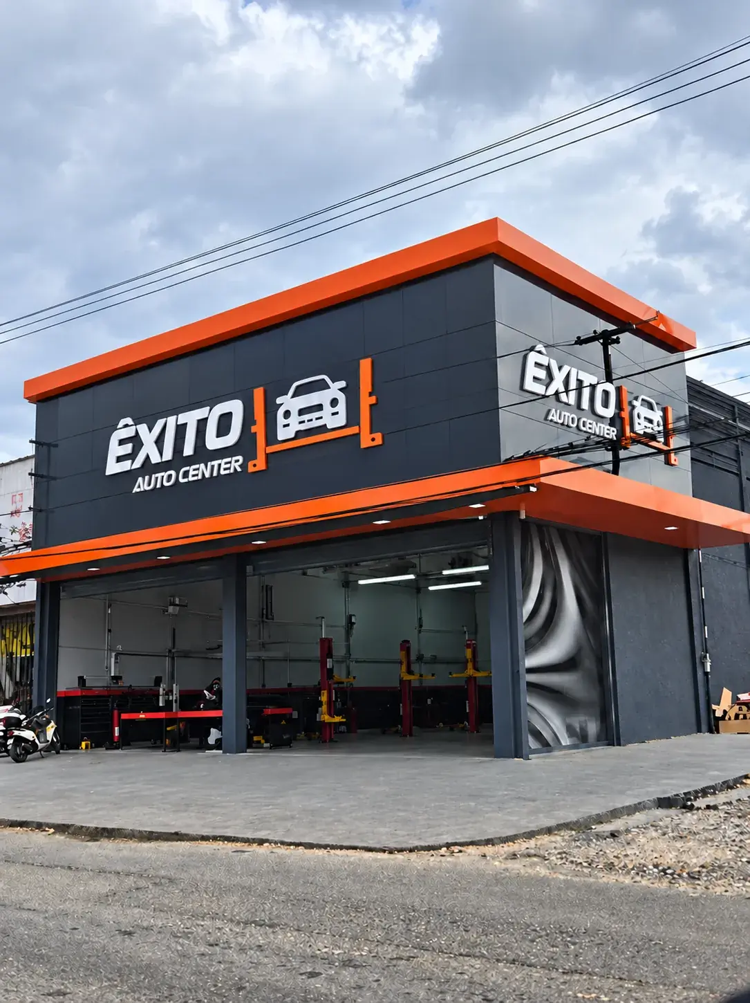 Fachada da Êxito Autocenter na Avenida Guajajaras