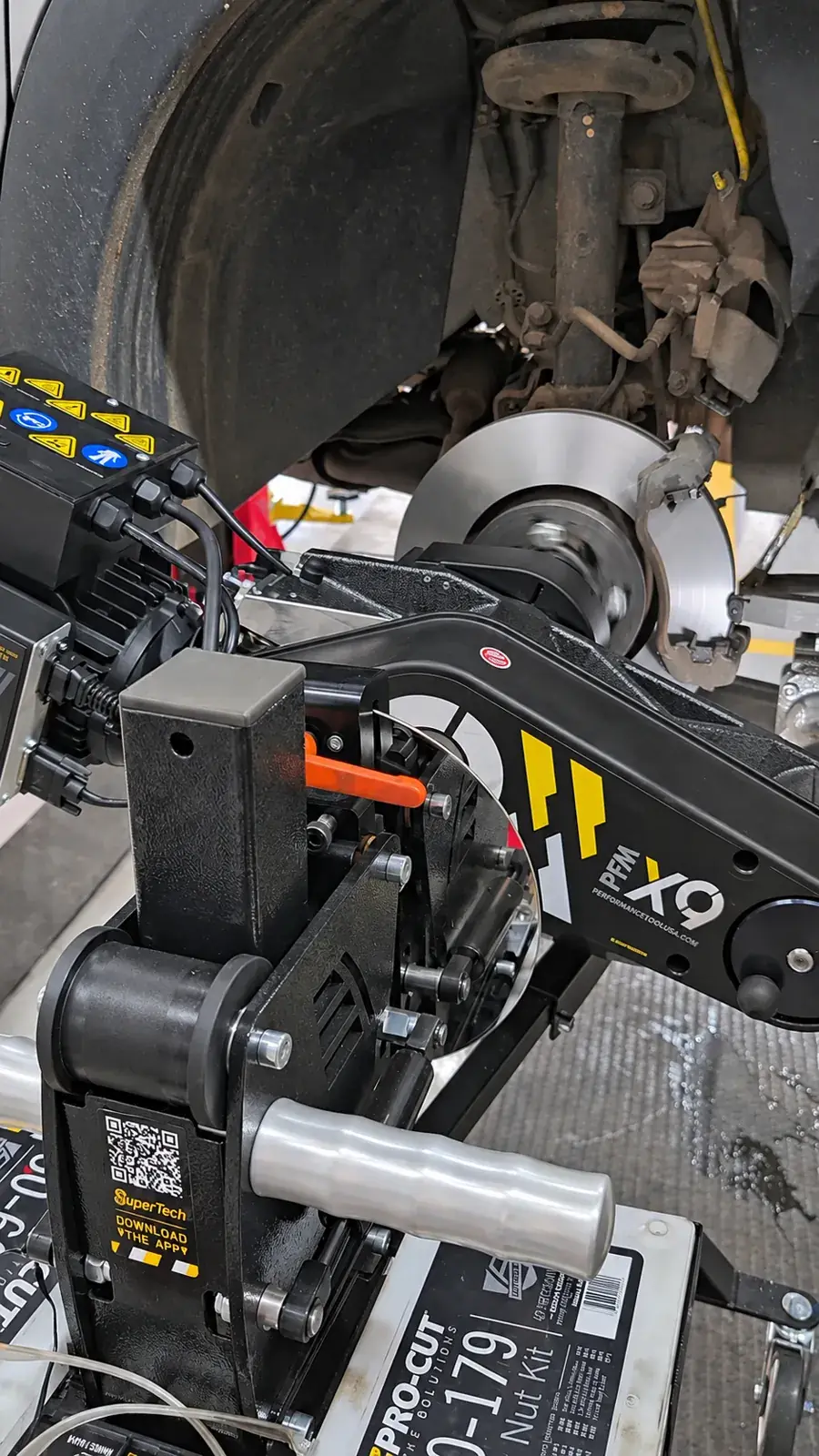 Equipamento em operação no disco de freio de um veículo na Êxito Autocenter